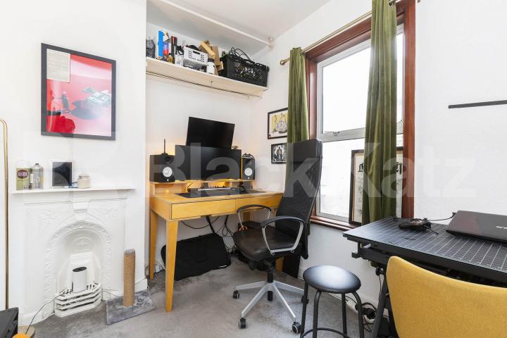 first floor 2 bedroom property with access to shared garden Chewton Road, Walthamstow